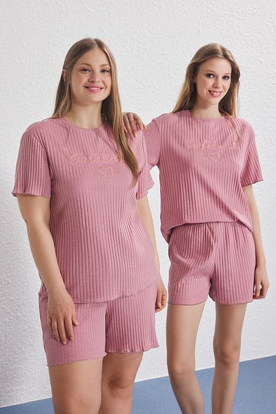 Trendyol Collection Sada pletených pyžam s logem Dusty Rose a vyšívanými šortkami se srdcem THMSS25PT00402