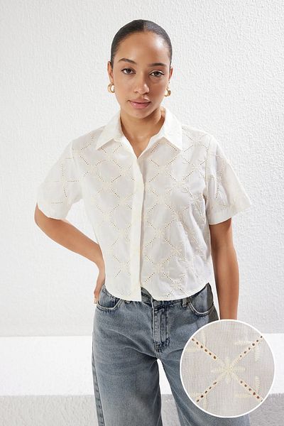 Trendyol Collection Weißes, kurzärmliges, normales Hemd aus besticktem Stoff TWOSS25GO00082