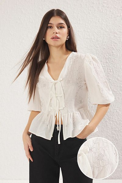 Trendyol Collection Ecrufarbenes, gewebtes Hemd mit V-Ausschnitt und Stickerei vorne und Bindedetail TWOSS25GO00018