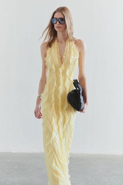 Trendyol Collection Hellgelbes, mit Rüschen gefüttertes Tüll-Abendkleid in limitierter Auflage, Nachtabendkleid TPRSS25AE00063