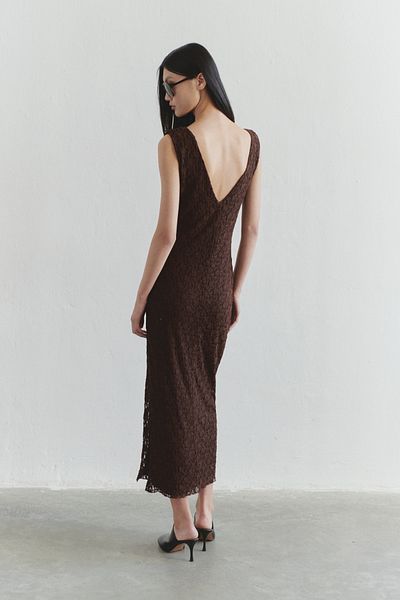 Trendyol Collection Limited Edition Braunes, figurbetontes, dehnbares Strickkleid aus Spitze TWOSS25EL00485