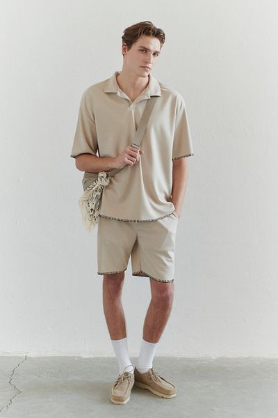 Trendyol Collection Steinfarbenes Oversize-T-Shirt mit Polokragen – kontrastierende Nähte
