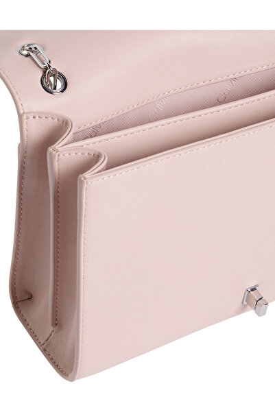 Calvin Klein Střední kabelka s řetízkem CK