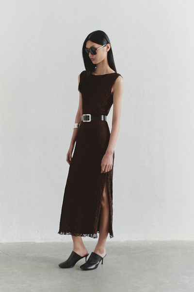 Trendyol Collection Limited Edition Braunes, figurbetontes, dehnbares Strickkleid aus Spitze TWOSS25EL00485