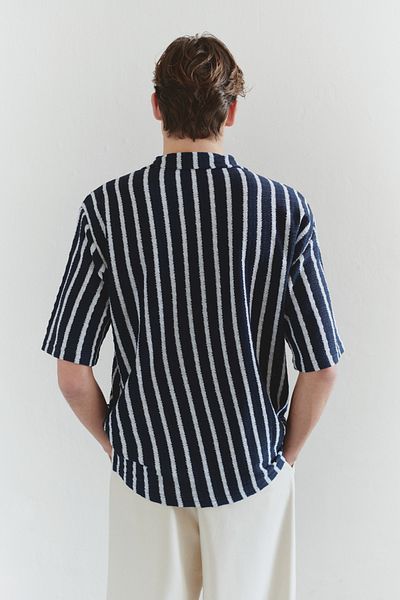 Trendyol Collection Marineblaues T-Shirt in limitierter Auflage mit gestreiftem Strick-Look und Polokragen TMNSS25PO00011