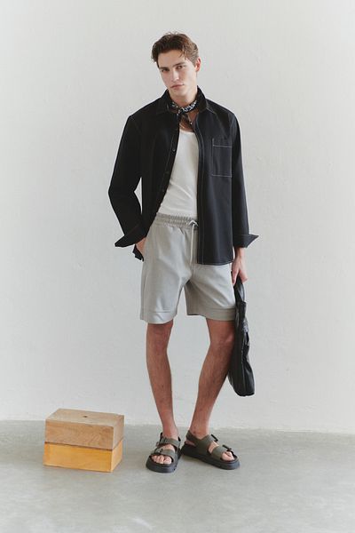 Trendyol Collection Limitovaná edice šedých kraťasů a bermud - s detailem prošívání, TMNSS25SR00019