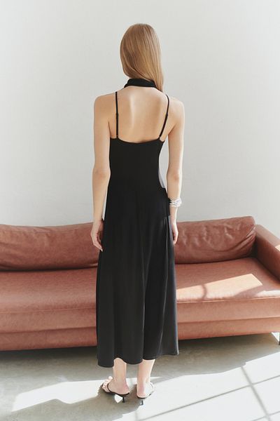 Trendyol Collection Schwarzes, dehnbares Maxikleid mit tiefem Rückenausschnitt – Limited Edition TWOSS25EL00477