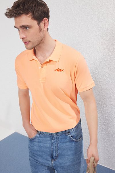 Trendyol Collection Reguläres Nağısslı Lachs-T-Shirt mit Polokragen TMNSS25PO00046
