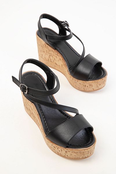 SOHO Schwarze Damenschuhe mit Keilabsatz 20431