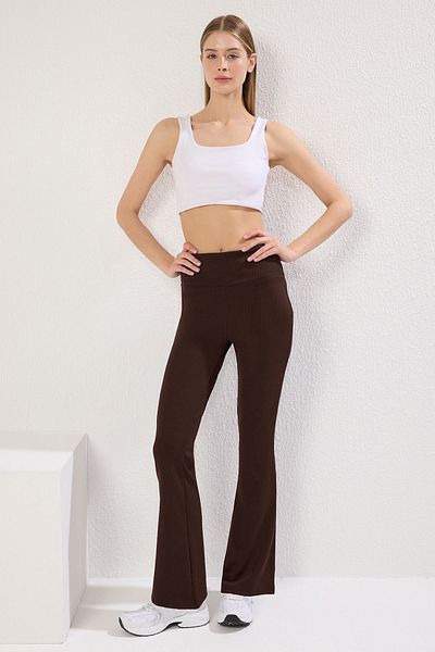 Trendyol Collection Dunkelbraune gerippte Yoga-Strick-Sportleggings mit ausgestelltem Bein TWOAW23TY00011