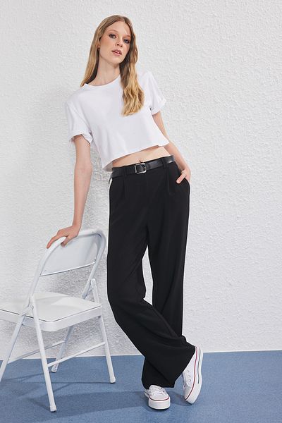Trendyol Collection Schwarze gewebte Hose mit weitem Bein und Gürtel TWOSS25PL00104