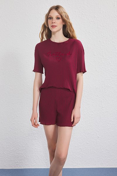 Trendyol Collection Set pijama tricotată cu slogan burgundă și pantaloni scurți cu nervuri brodate cu inimă THMSS25PT00402