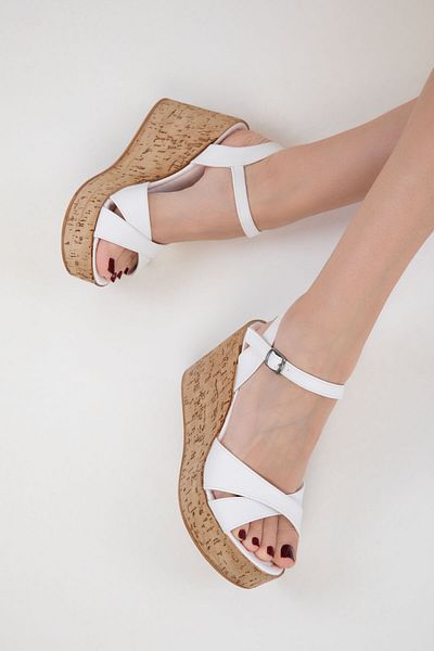 SOHO Weiße Damenschuhe mit Keilabsatz 20432