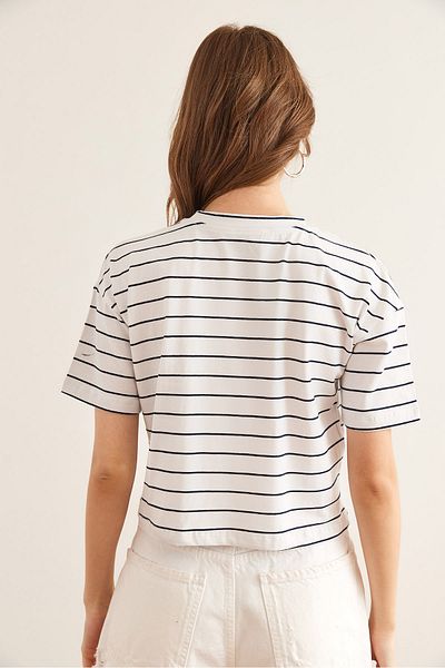 Olalook Γυναικείο T-Shirt με λεπτομέρεια με ριγέ λευκή καρδιά TSH- 19000856