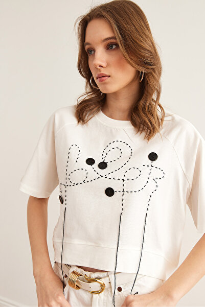 Olalook Γυναικείο βαμβακερό μπλουζάκι με λεπτομέρεια σχεδίου εκρού με κουμπιά TSH- 19000855