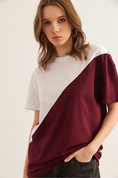 Olalook Tricou cu blocuri asimetrice alb burgundă pentru femei TSH- 19000350