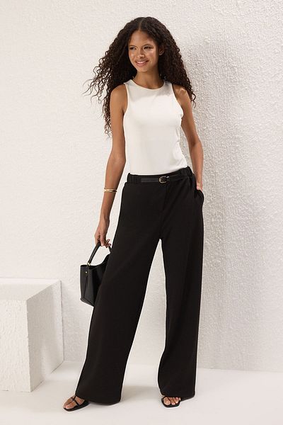 Trendyol Collection Schwarze, breit geschnittene Hose mit Gürteldetail TWOSS25PL00059