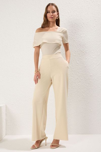 Trendyol Collection Gestrickte Hose mit Steinfront, gerader Rückseite und elastischer Rückseite, hohe Taille, TWOSS25PL00053