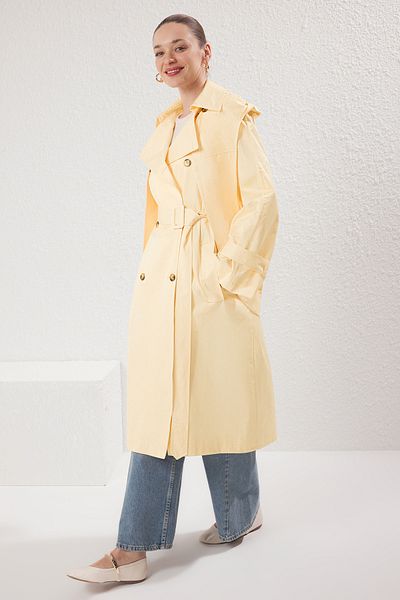 Trendyol Collection Béžový dvouřadý oversize dlouhý trenčkot s šátkem na krku TWOSS25TR00021
