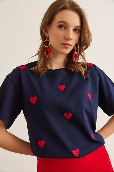 Olalook Marineblaues Damen-T-Shirt aus Baumwolle mit Herz-Stickerei und normaler Passform TSH- 19000864