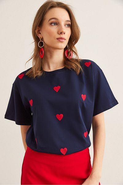 Olalook Marineblaues Damen-T-Shirt aus Baumwolle mit Herz-Stickerei und normaler Passform TSH- 19000864