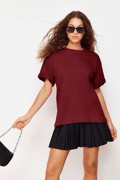 Trendyol Collection Burgunderrotes Premium-T-Shirt aus 100 % Baumwolle in Übergröße/weiter Passform mit Rundhalsausschnitt TWOSS23TS00040