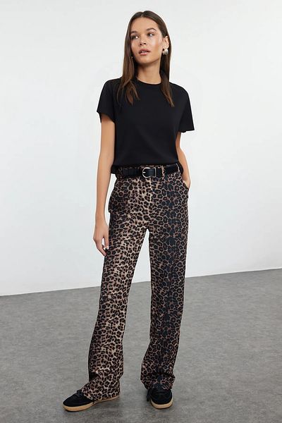 Trendyol Collection Hnědé leopardí kalhoty rovného/rovného střihu Twoaw25Pl00030