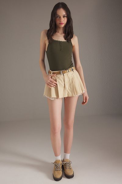 Trendyol Collection Khakifarbenes, doppellagiges, geripptes, figurbetontes Strick-Unterhemd mit Spitzendetail TWOSS25AL00035