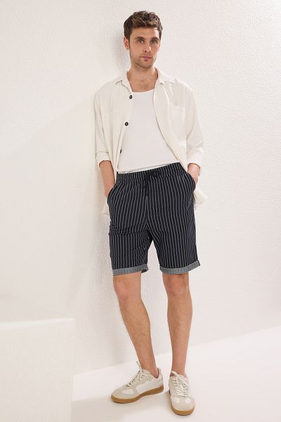 Trendyol Collection Μπλε Navy κανονικό μεσαίο/κανονικό ριγέ σορτς TMNSS20SR0200