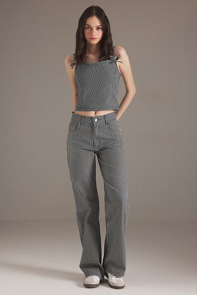 Trendyol Collection Dunkelblau gestreifte Jeans mit normaler Taille und weitem Bein TWOSS25JE00258