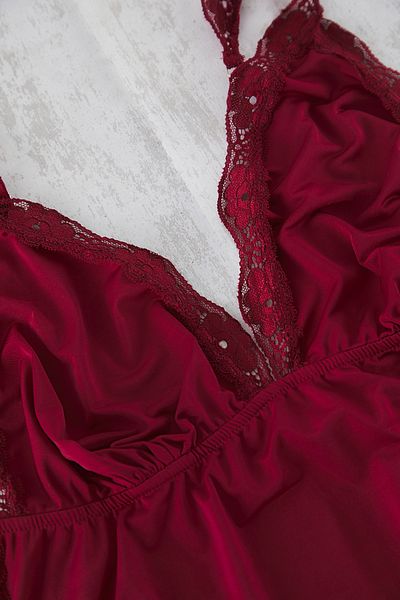 Trendyol Curve Pflaumenfarbenes Spitzen-Strick-Pyjama-Set mit V-Ausschnitt TBBSS25AI00087