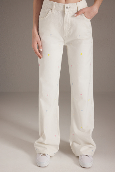 Trendyol Collection Λευκό φλοράλ κεντημένο κανονικό τζιν με φαρδύ πόδι μέσης TWOSS25JE00232