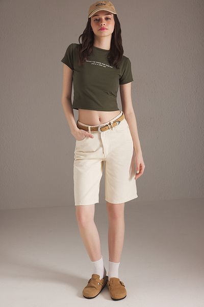 Trendyol Collection Ecru-Denim-Bermuda mit normaler Taille TWOSS25SR00113