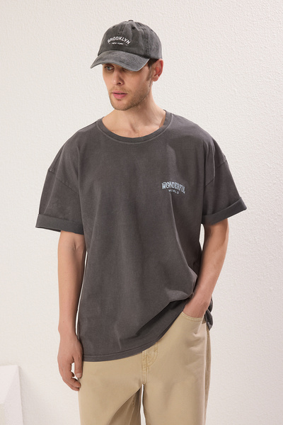 Trendyol Collection Μπλουζάκι με μοτίβο Galaxy Anthracite Oversize - Πτυσσόμενο/Χλωμό εφέ TMNSS25TS00102