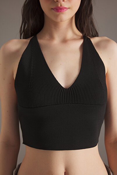 Trendyol Collection Czarna bluzka z dzianiny Super Crop Back, z ozdobnymi plecami Twoss22Bz0760