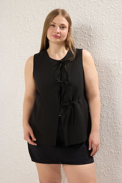 Trendyol Curve Schwarze, schmale, eng anliegende Weste mit Schleifenbändern und detaillierten Details