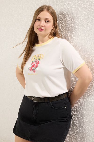 Trendyol Curve Sárga Boyfriend Fit nyomott mosható nagy méretű póló - 100% pamut TBBSS25BF00055