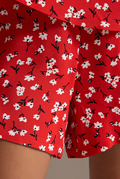 Trendyol Collection Roter gewebter Overall mit Blumenmuster TWOSS25TU00061