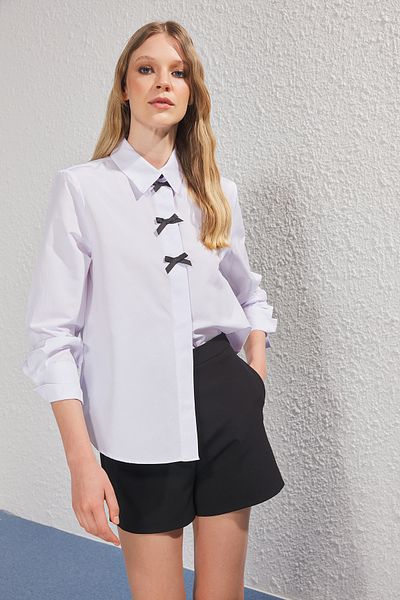 Trendyol Collection Λευκό Φιόγκο Λεπτομερές κανονικό πουκάμισο TWOSS25GO00143