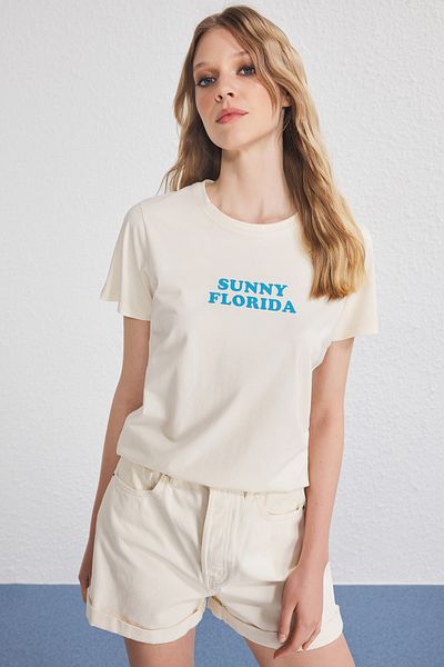 Trendyol Collection Tricou tricotat cu imprimeu cu slogan de piatră detaliat, cu potrivire normală/noră TWOSS25TS00190