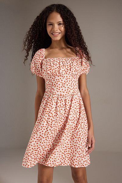 Trendyol Collection Rotes, gewebtes Minikleid mit Blumenrock, Taillenöffnung, TWOSS25EL00620