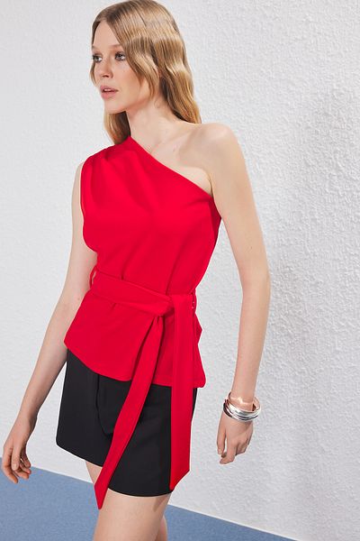 Trendyol Collection Rote, flexibel gestrickte Bluse aus Crêpe mit asymmetrischem Ausschnitt und Gürtel TWOSS25BZ00506