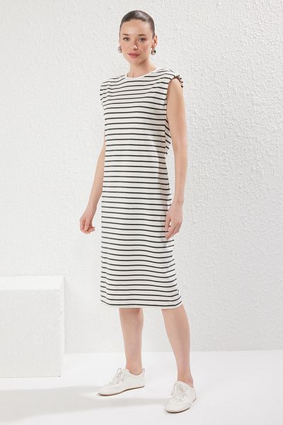 Trendyol Collection Grau gestreiftes, gerades, gepolstertes Midi-Strickkleid TWOSS25EL00682