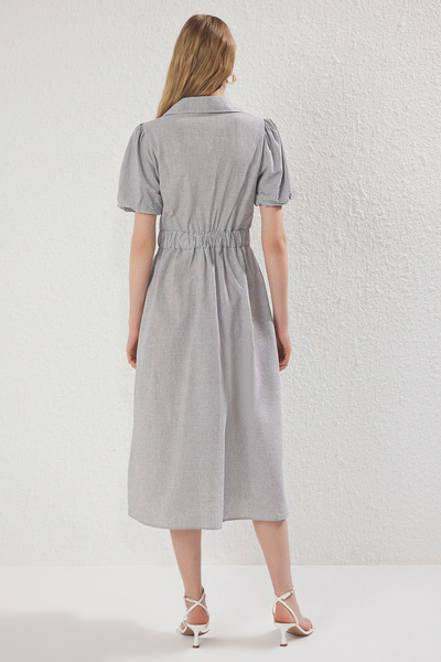 Trendyol Collection Schwarz gestreiftes, gewebtes Midikleid mit Taillendetail TWOSS23EL02233