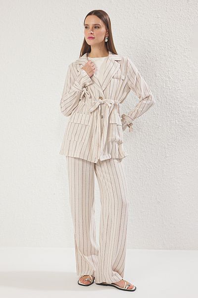 Trendyol Modest طقم علوي وسفلي منسوج مخطط ومخلوط من الكتان باللون البيج TCTSS25US00027