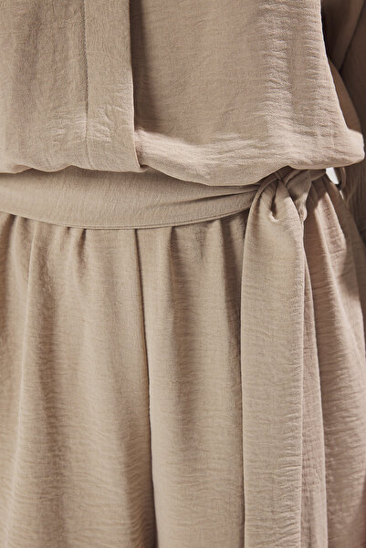 Trendyol Collection Béžová krátká tkaná kombinéza s páskem TWOSS25TU00062