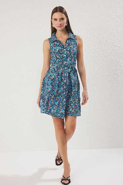Trendyol Collection Modré květinové potištěné Polo Neck Skater polo elastické mini pletené šaty