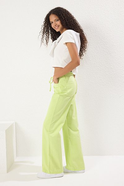 Trendyol Collection Grüne Schnürung Detaillierte Jeans mit normaler Taille und weitem Bein TWOSS25JE00267