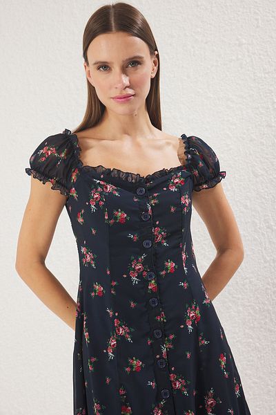 Trendyol Collection Sötétkék virágos bélelt sifon repülőgép szőtt midi ing ruha TWOSS25EL00563