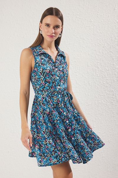 Trendyol Collection Modré květinové potištěné Polo Neck Skater polo elastické mini pletené šaty